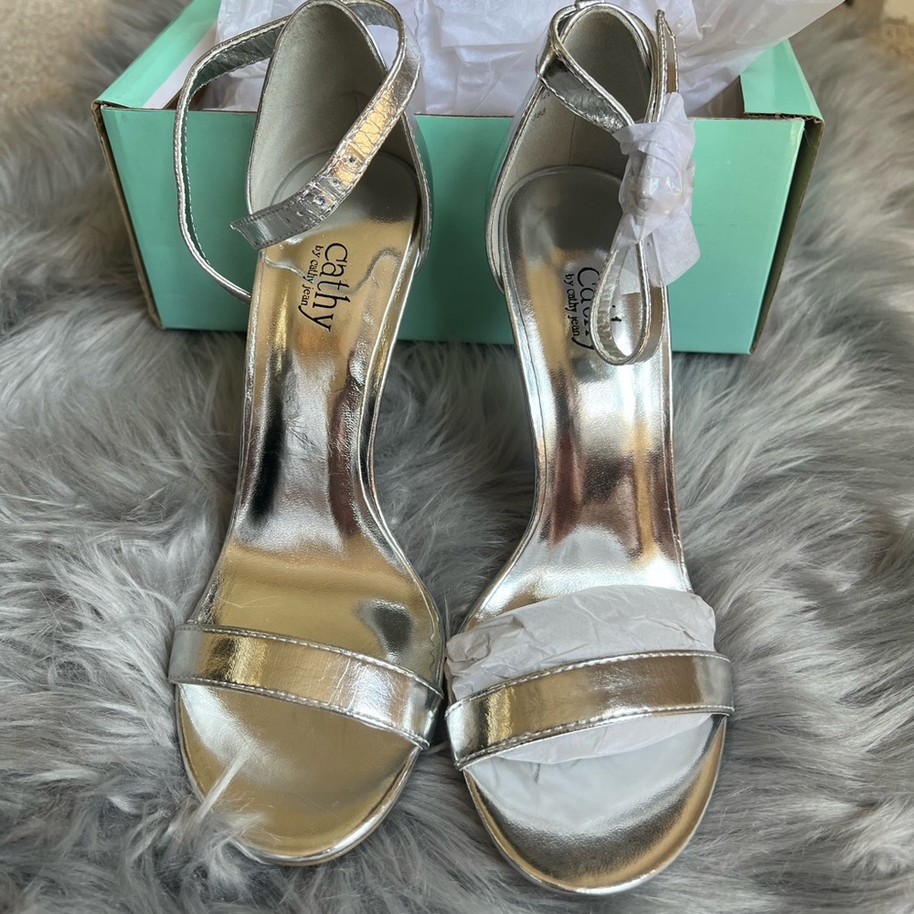 Cathy Jean Silver High Heal Pumps Size 7